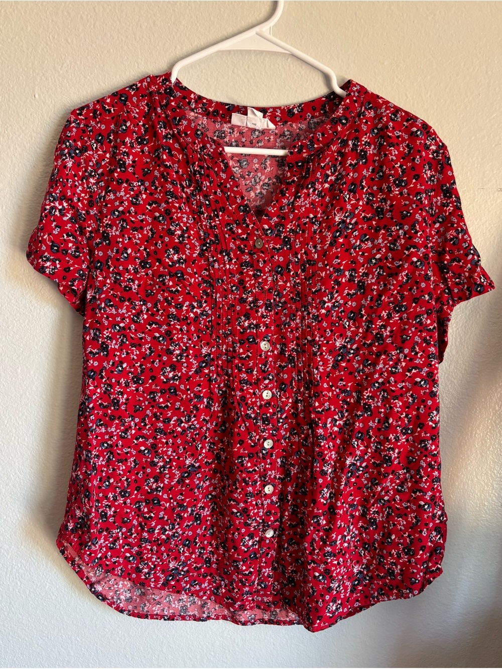 Westport women’s sz L Red blue Floral Button-Front Pintuck Blouse short sleeves